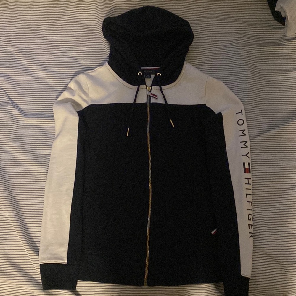Hello I am selling a blue and white Tommy Hilfiger sweater. Size S/P